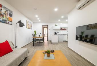 Luxury Beach Apartment, next to the sea has Balcony rooms