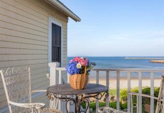 Avonlea has rooms with a private hot tub