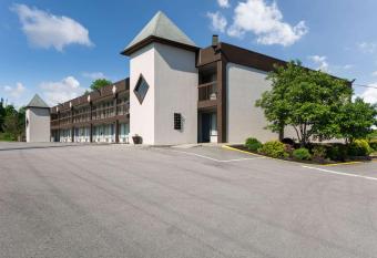 Quality Inn has Smoking rooms