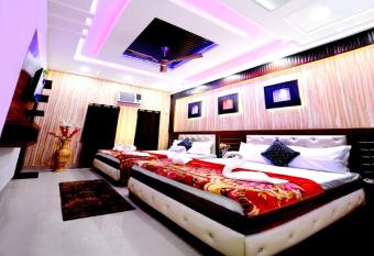 Taj Shiro Home Stay has Balcony rooms