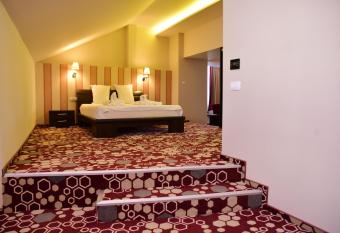 Bacolux Craiovita Hotel & Events, Craiova has rooms with a private hot tub