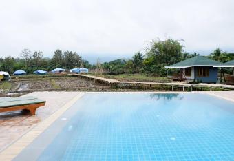 Nok Chan Mee Na allows 18 year olds to book a room