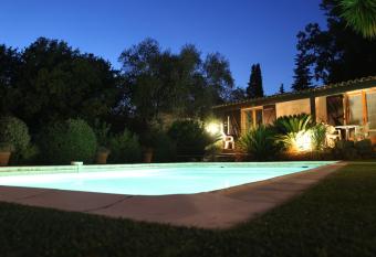 La Bastidasse has Balcony rooms