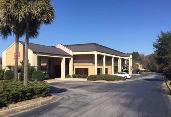 Econo Lodge has Smoking rooms