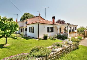 PARADINOVIC house with apartments has Balcony rooms