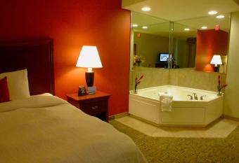 Hilton Garden Inn Fayetteville Fort Bragg has rooms with a private hot tub