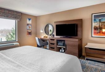 Hampton Inn Greenfield has rooms with a private hot tub