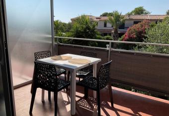 Studio climatis   avec parking priv   proche Port le Brusc et Plages has Balcony rooms