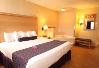 Best Western Plus Executive Court Inn & Conference Center has rooms with a private hot tub