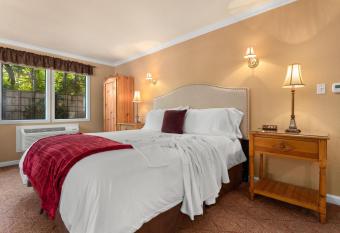 Candlelight Inn Napa Valley has rooms with a private hot tub