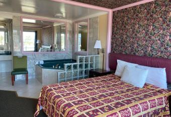 Downbeach Inn has rooms with a private hot tub