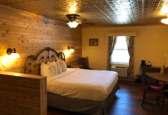 Best Western Route 66 Rail Haven has rooms with a private hot tub