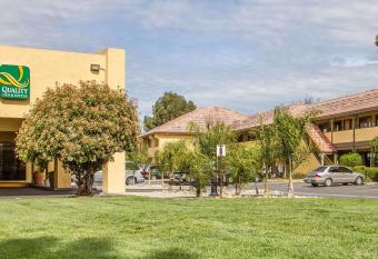 Quality Inn And Suites Gilroy allows 18 year olds to book a room