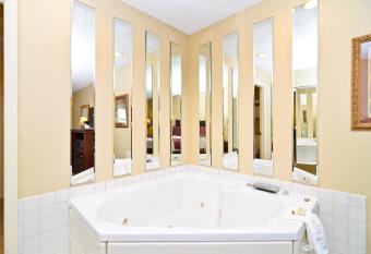 Best Western Coach House has rooms with a private hot tub