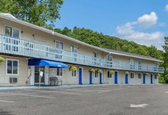Econo Lodge Lee - Great Barrington has Balcony rooms