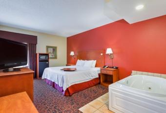 Hampton Inn Marion has rooms with a private hot tub