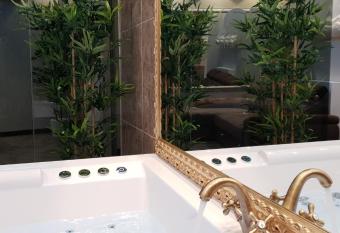 Central Business Apartments Jacuzzi has rooms with a private hot tub