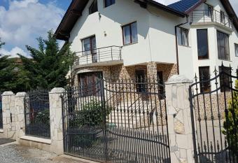 BigCitty Rooms has Balcony rooms