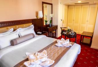 Hotel Pella has rooms with a private hot tub