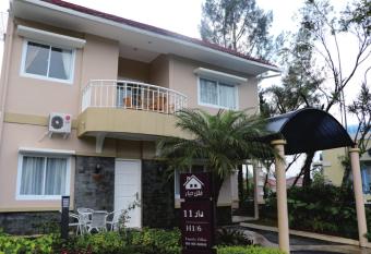 Diyar Villas Puncak H1/6 has rooms with a private hot tub