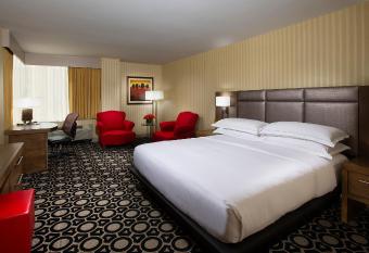 Hilton Chicago/Northbrook has rooms with a private hot tub