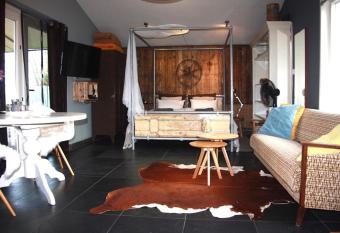 Garden House, Private studio apartment with wifi and free parking for 1 car has Balcony rooms