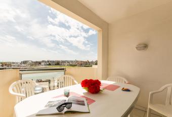 SOWELL RESIDENCES Le Port has Balcony rooms