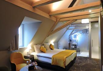 Hotel Restaurant La Couronne allows 18 year olds to book a room