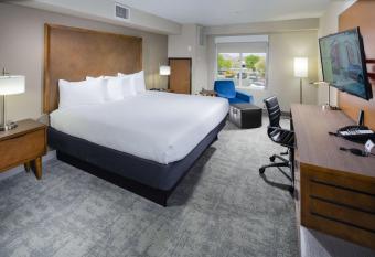 Best Western Plus Henderson Hotel has rooms with a private hot tub