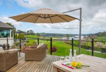 Lakeview Lodge Karapiro allows 18 year olds to book a room