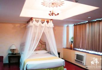 White Knight Hotel Intramuros has Balcony rooms