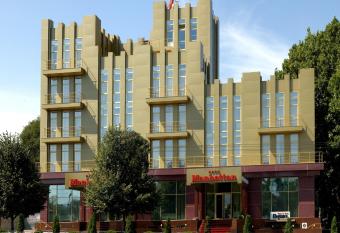 Manhattan Hotel & Restaurant has Balcony rooms