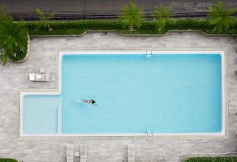 BU Place Hotel has rooms with a private hot tub
