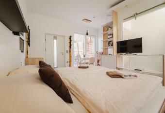 Naturasort Holiday Houses has rooms with a private hot tub