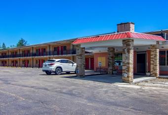 Econo Lodge allows 18 year olds to book a room