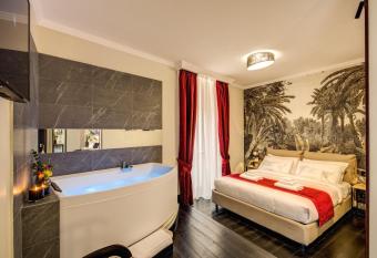 FOURHEADS Private Suites has rooms with a private hot tub