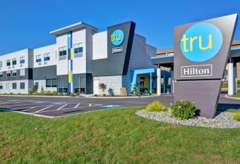 Tru by Hilton Syracuse North Airport Area has Balcony rooms