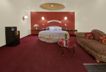 Americas Best Value Inn-Rialto has rooms with a private hot tub