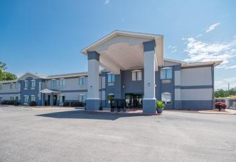 Country Inn & Suites by Radisson Midway FL allows 18 year olds to book a room