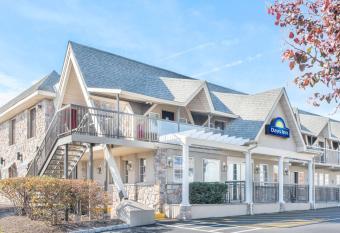 Days Inn by Wyndham Springfield/Phil.Intl Airport has Smoking rooms