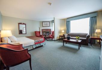 Harrison Lake Hotel has rooms with a private hot tub