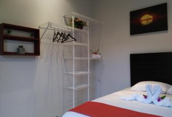 Thiago  s has rooms with a private hot tub