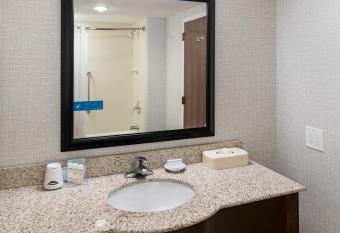 Hampton Inn & Suites Chicago-North Shore/Skokie has rooms with a private hot tub
