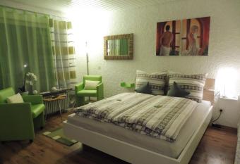 Gr  n und herzlich allows 18 year olds to book a room