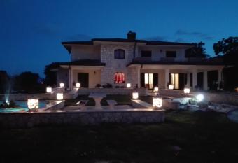 Antica casa Scardone has Balcony rooms