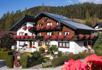 F  rsterh  usl has Balcony rooms