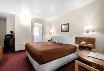 Eureka Town House Motel - Historic Old Town has rooms with a private hot tub