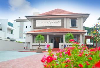 Pousada Casar  o Schmidt allows 18 year olds to book a room