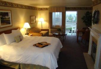 Hampton Inn Ukiah allows 18 year olds to book a room