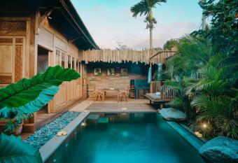 Candy Villa by Pramana Villas has rooms with a private hot tub
